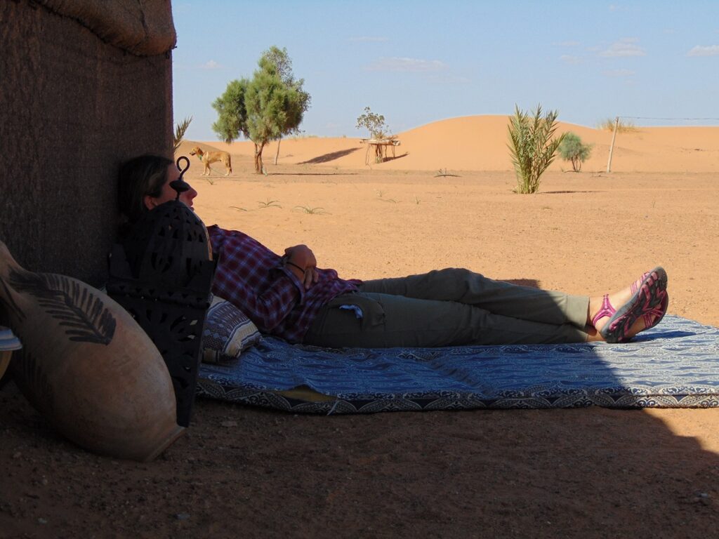 Sara che risposa nel deserto